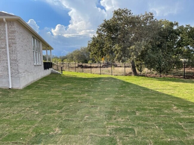 Building Photo - ONE-STORY Home in Marble Falls - 2932 SF with THREE-CAR GARAGE - On a CUL-DE-SAC!