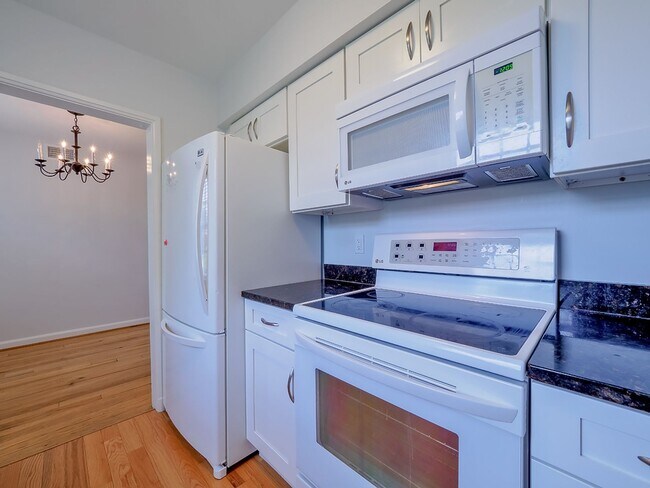 Building Photo - Sunny & Renovated 2BR 1BA in NW DC McLean Gardens Oasis!