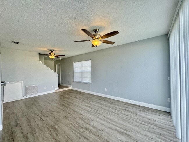 Building Photo - Contemporary Townhome for Rent in Davenpor...