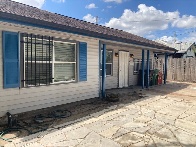 Building Photo - 1339 Idylwild St
