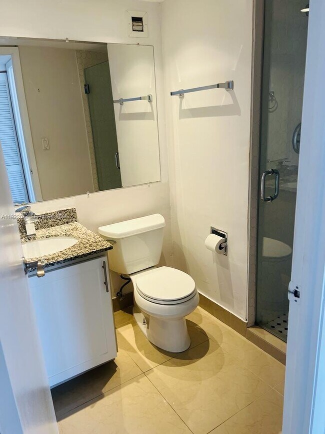 Building Photo - 1450 Brickell Bay Dr