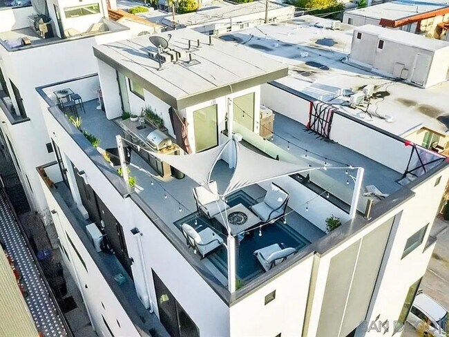 Building Photo - RARE Luxurious 3 Bedroom + Office in Hillcrest / Mission Hills