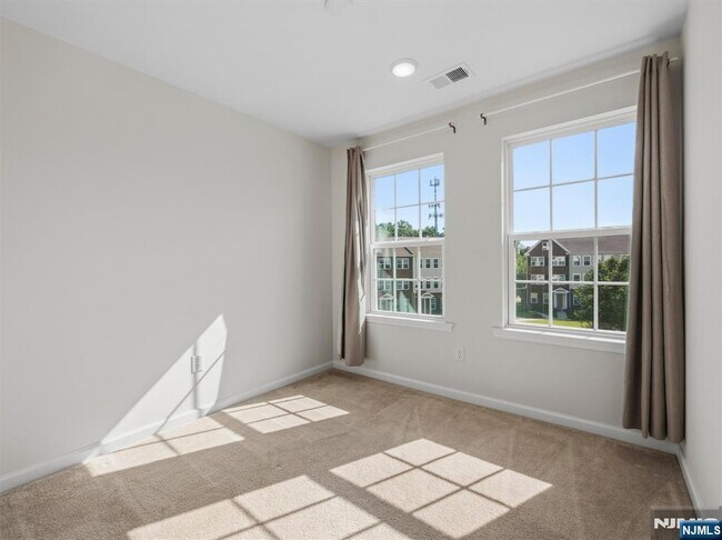Building Photo - 18 Litchfield Ln