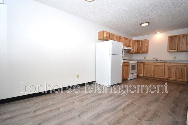 Building Photo - 411 N 16th Ave