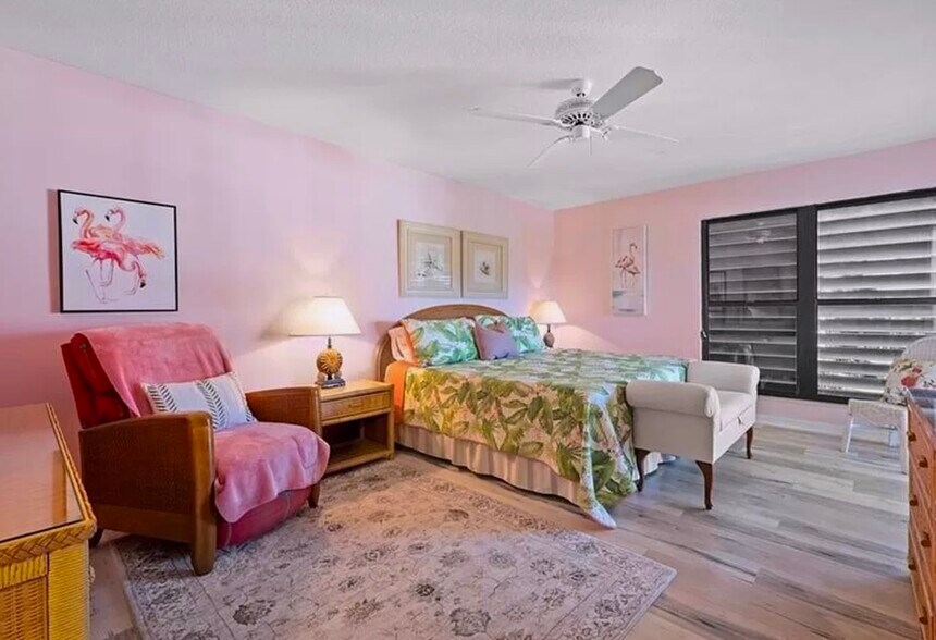 Large Master Bedroom - 166 SE Saint Lucie Blvd