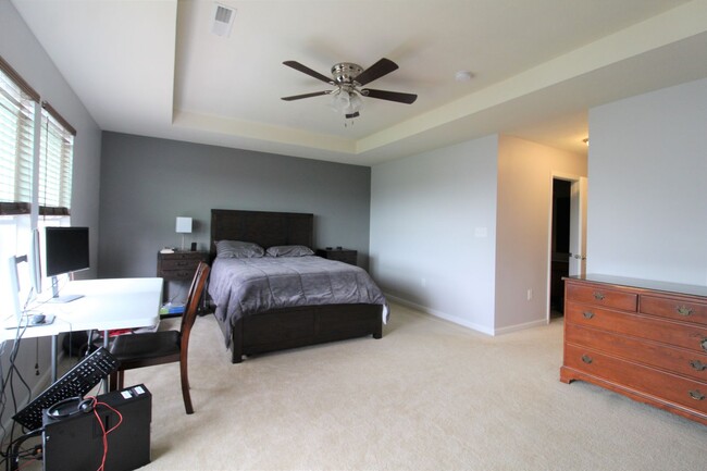 Building Photo - 3 Bed/ 2.5 Bath Townhome close to the inte...