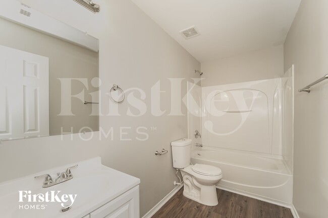 Building Photo - 4031 Larkhaven Village Dr