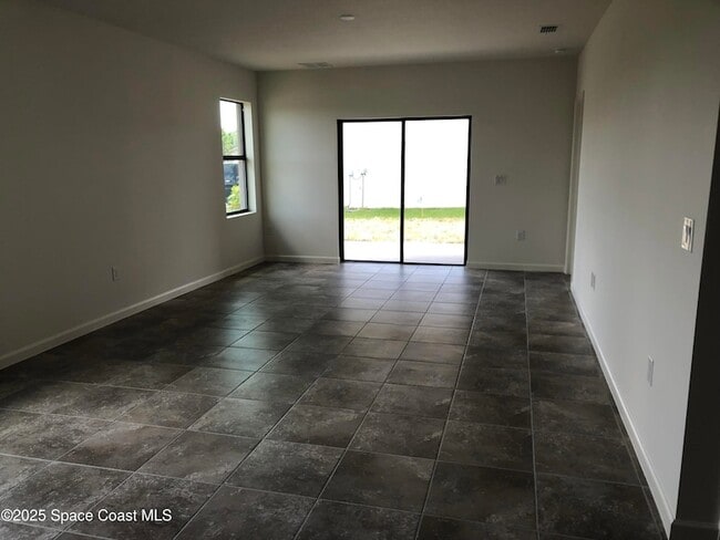 Building Photo - 857 Old Country