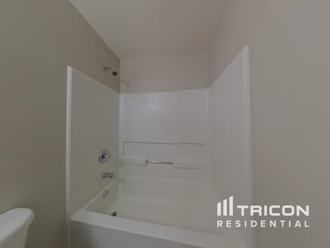 Building Photo - 437 Eglington Tr