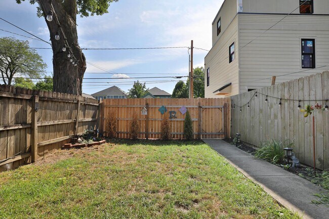 Building Photo - 976 N 4th St