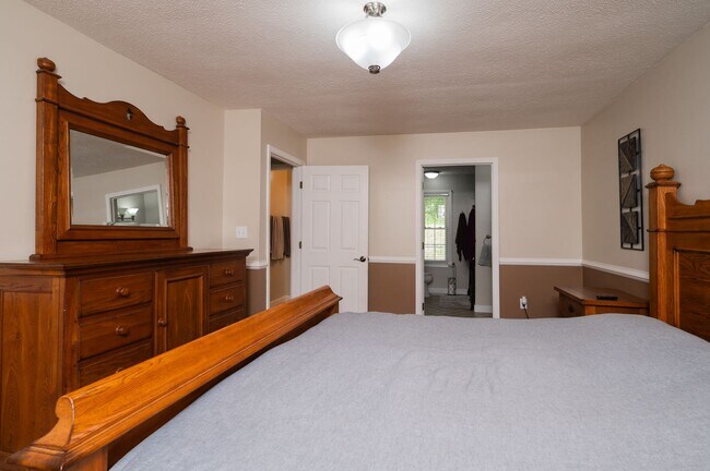 Building Photo - 3 br/ 2 bath home, private setting with garage/workshop