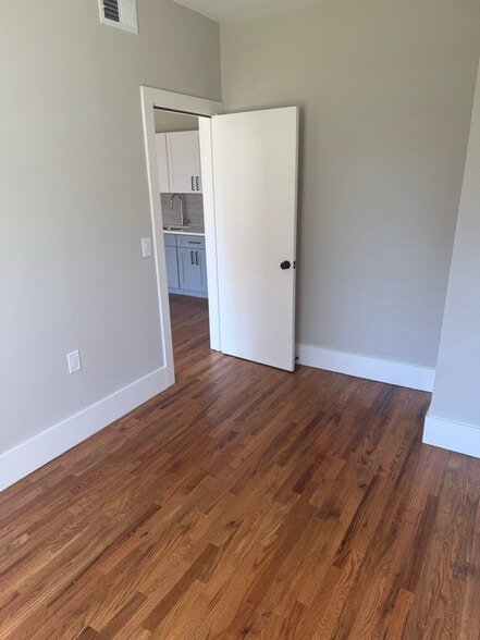 Building Photo - 501 W 7th St