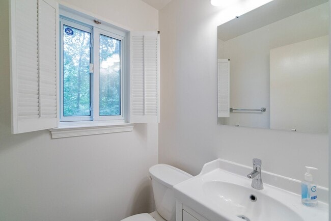 Building Photo - Fabulous 4 Bed 2.5 Bath Colonial With Pati...
