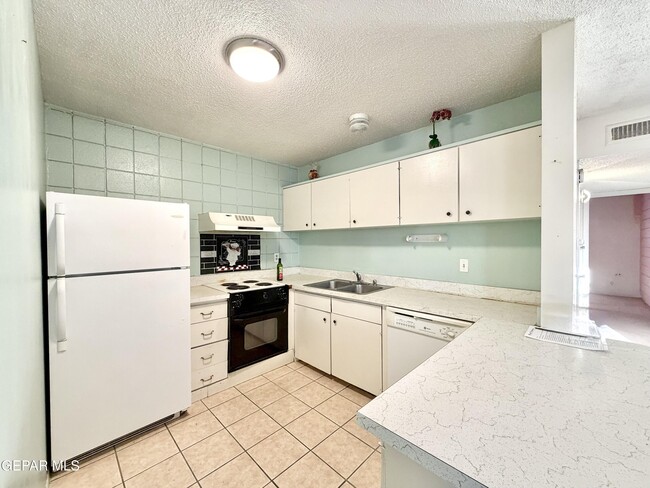 Building Photo - 6400 Edgemere Blvd