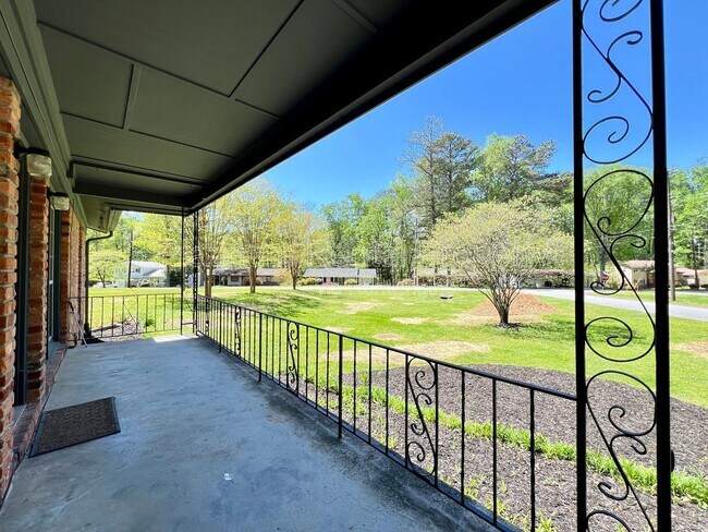 Building Photo - 2170 Beech Valley Dr