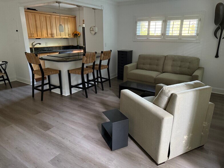 Building Photo - 392 S Main St