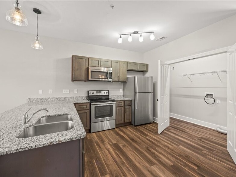 Building Photo - 407 Grady Way