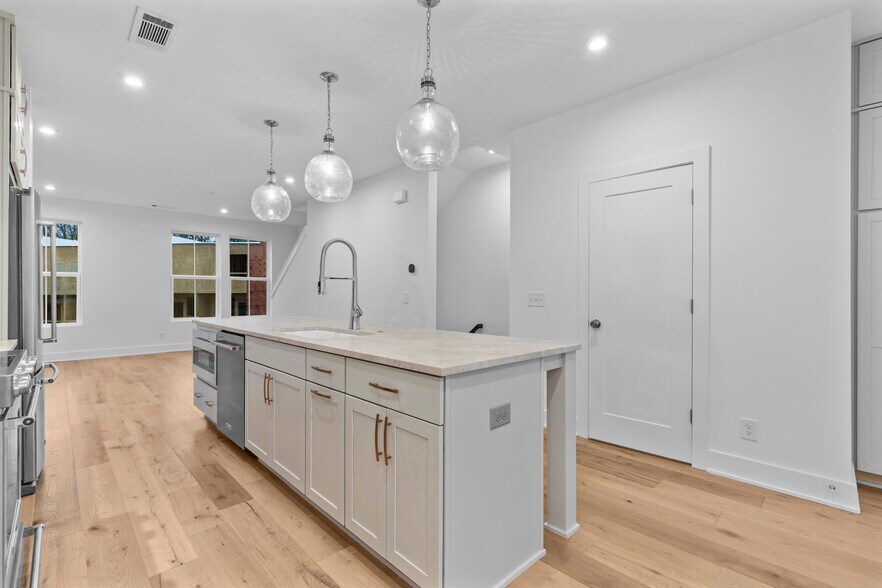 Building Photo - 201 New St