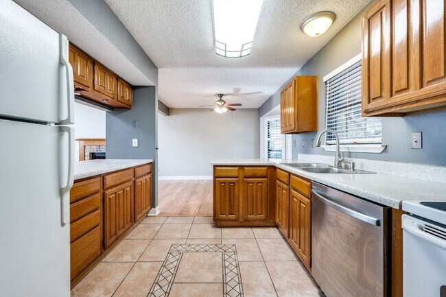 Building Photo - 1925 Parkside Dr