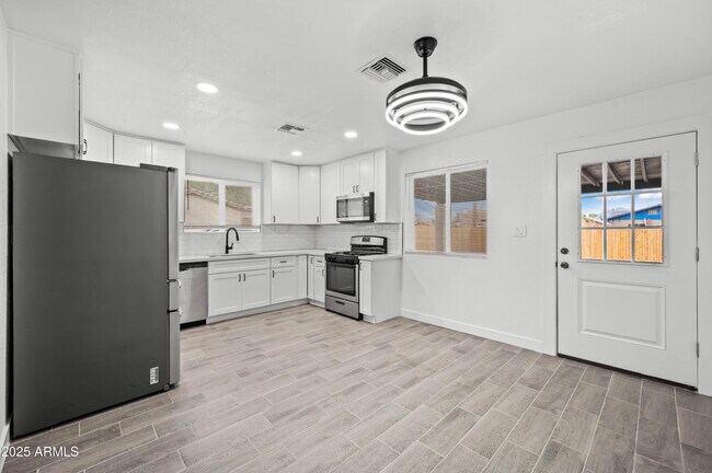 Building Photo - 10947 W Mohave St