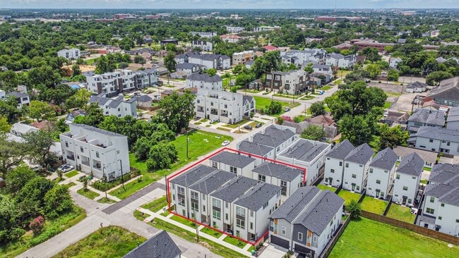 Building Photo - 2722 Nagle St