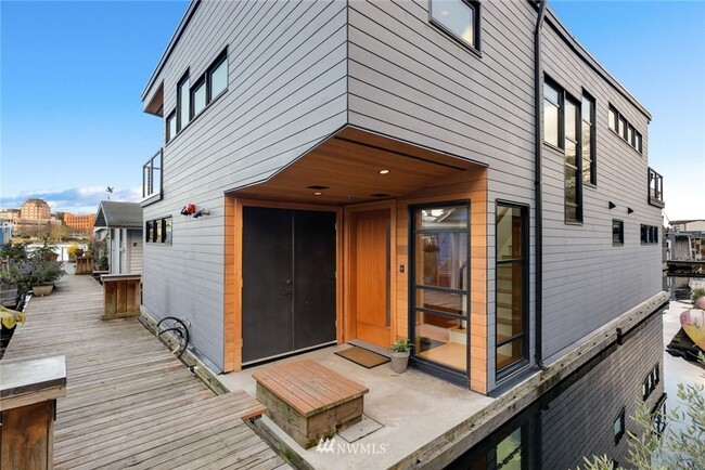 Building Photo - 3bd/2.5ba Seattle Houseboat