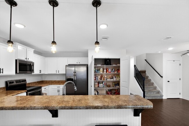 Building Photo - 507 Eisenhower Dr