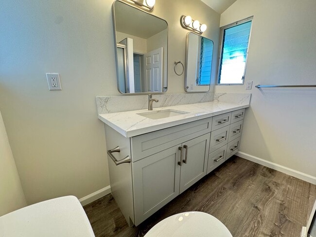 Building Photo - Fully renovated 2-bedroom, 1-bath unit located in the heart of Pearl City