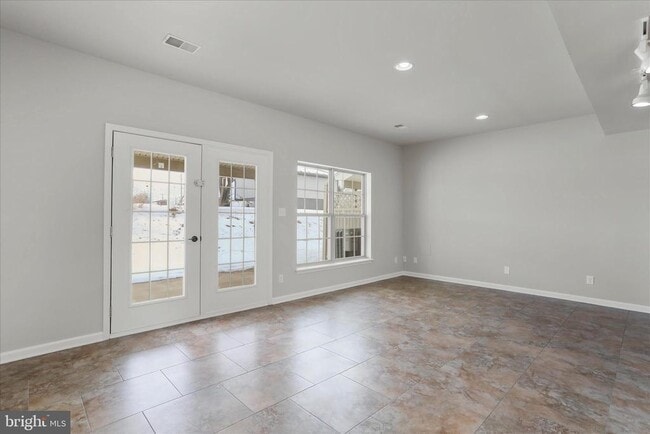 Building Photo - 9 Delano Dr