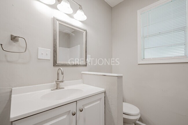 Building Photo - Charming 2 Bedroom in LaGrange!