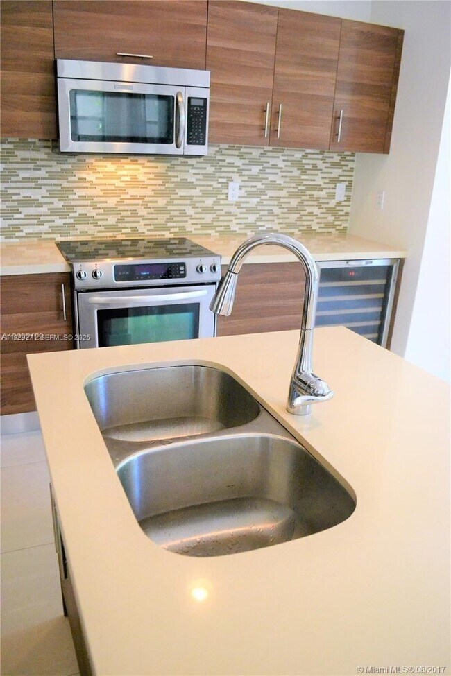 Building Photo - 6930 NW 106th Ave