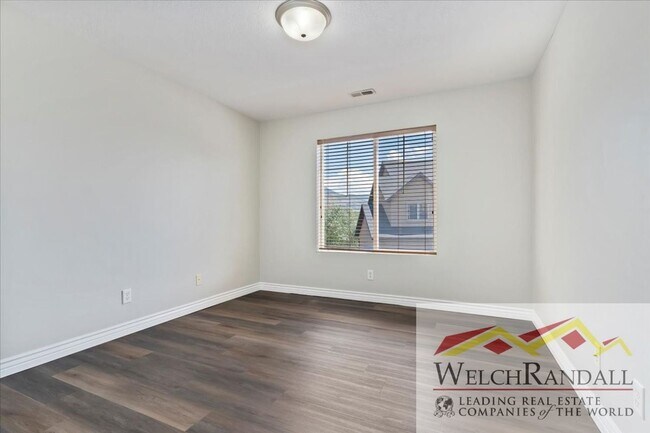 Building Photo - Stylish 3-Bed, 2-Bath Condo in the Heart o...