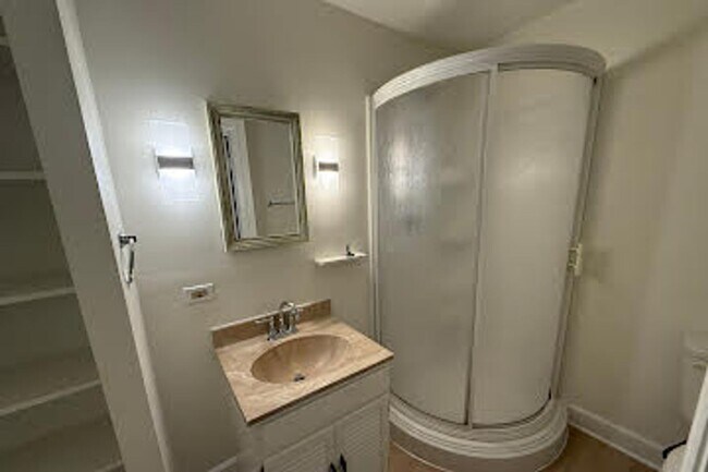 Building Photo - Charming cottage walkable to Grounds.