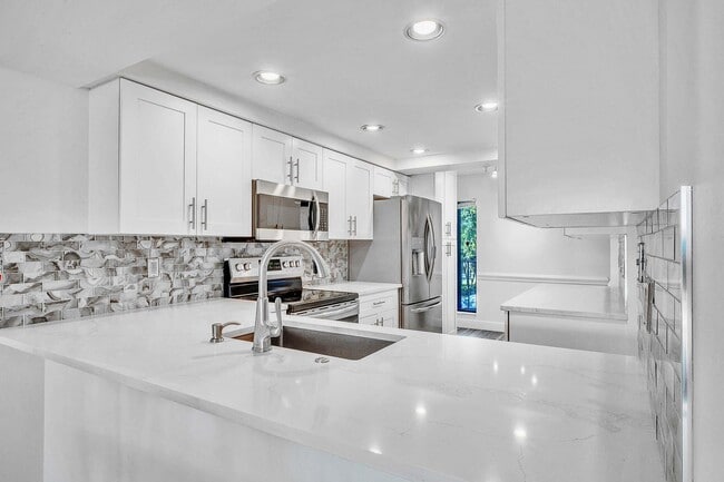 Building Photo - 17 Royal Palm Way