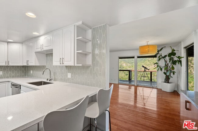 Building Photo - 2843 Lambert Dr