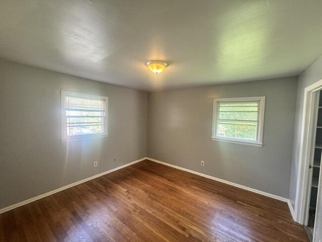 Building Photo - 1416 E Sedgefield Dr