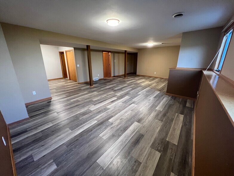 Building Photo - 611 Wellington Dr