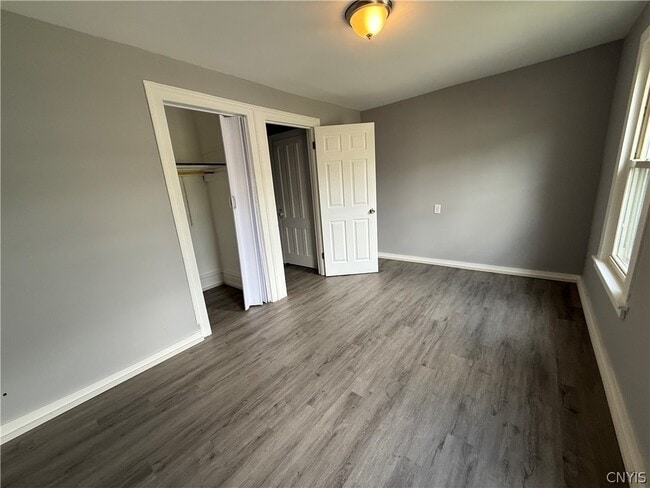 Building Photo - 116 Alice Ave