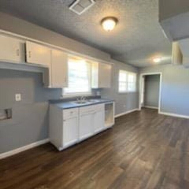 Building Photo - $0 First Month's Rent / $0 Deposit at Move-in