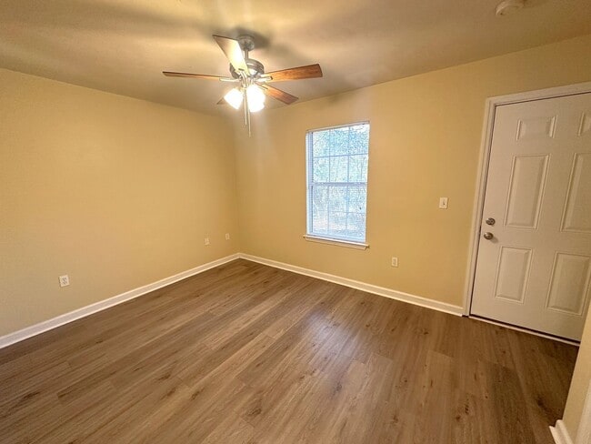 Building Photo - AWESOME 3/3 with No Carpet, Large Bedrooms, & More! $1300/month Avail Now!