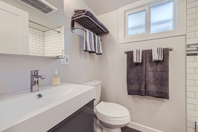 Building Photo - Wonderful West Old Town Home! A must see! ...