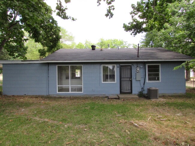 Building Photo - Amazing 3 bedroom/1 bath home with huge kitchen & Central Air/heat