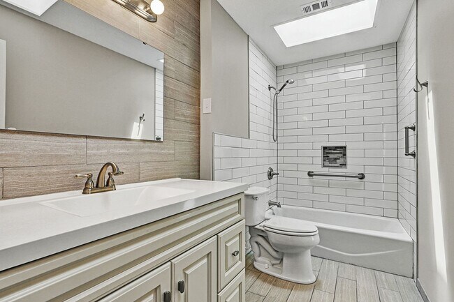 Building Photo - Renovated 3 bedroom/ 2 bathroom home in Mandarin