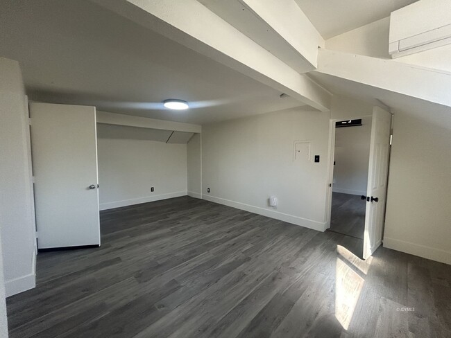 Building Photo - Remodeled 2Bd/1 Ba + storage loft Apartmen...