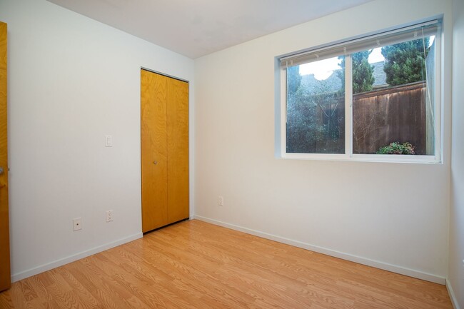Building Photo - 2 bedroom 1.5.bathroom 1 off street parking