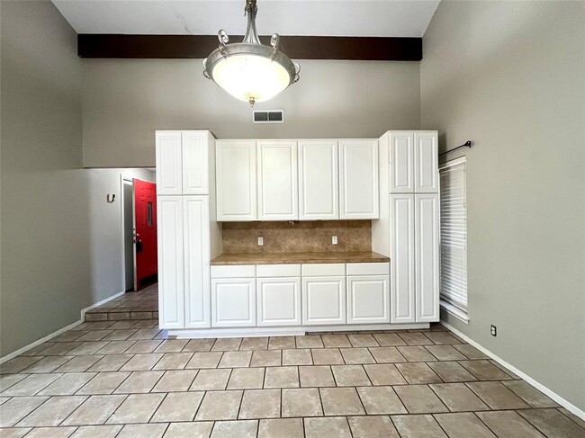 Building Photo - 2307 Monarch Dr