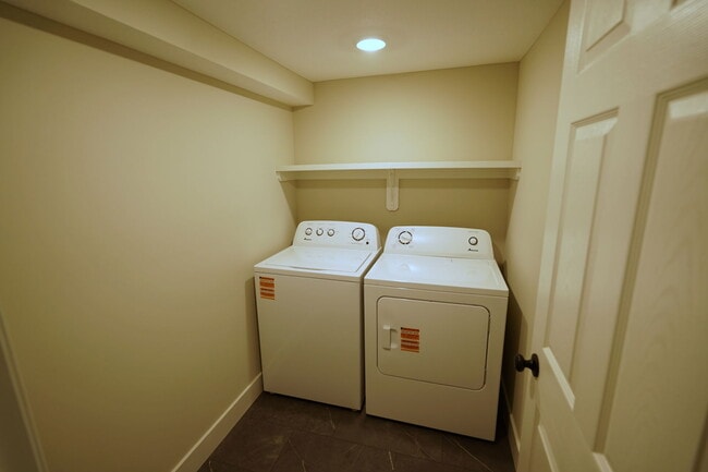 Building Photo - 1104 N 1200 Rd