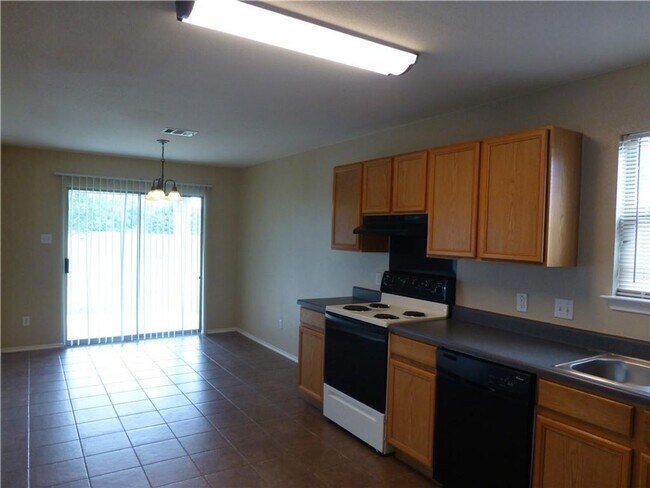 Building Photo - Beautiful Home on A Cul De Sac with Large Backyard