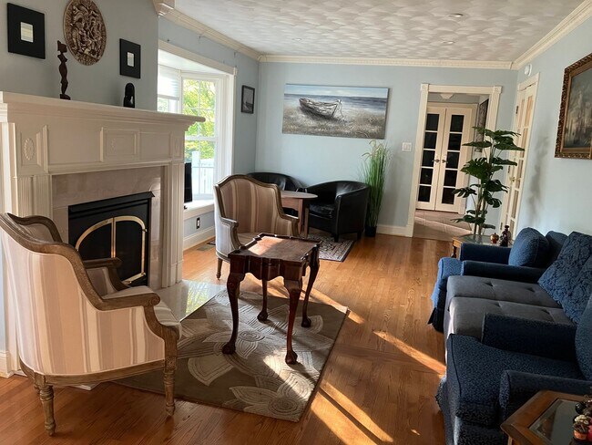 Building Photo - Furnished 6 month rental
