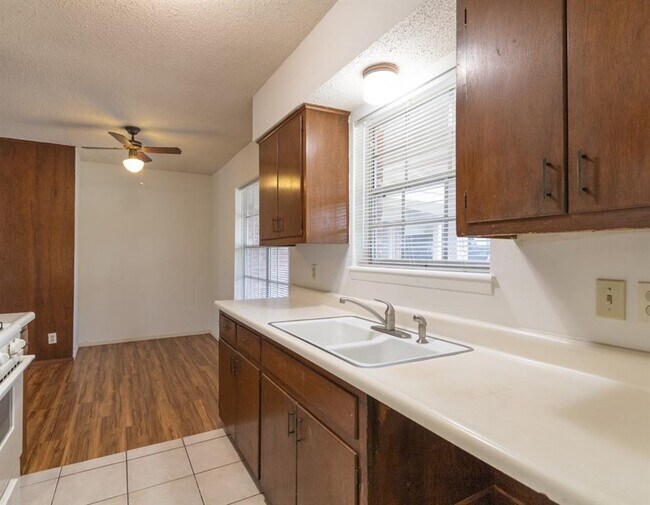 Building Photo - 8110 Exmoor Dr